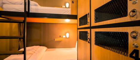 6 Beds Female Dormitory | Hypo-allergenic bedding, desk, free WiFi, bed sheets