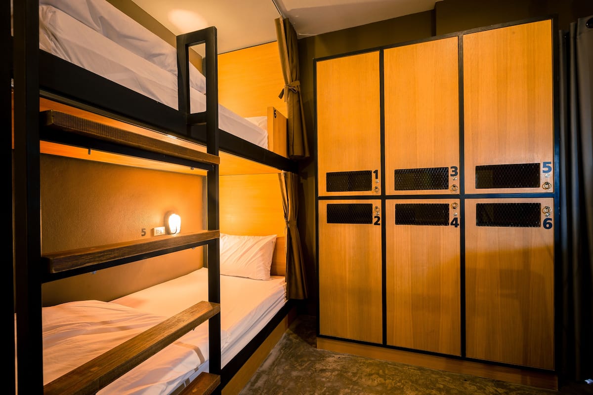 6 Beds Mixed Dormitory | Ropa de cama hipoalergénica, escritorio, wifi gratis y ropa de cama