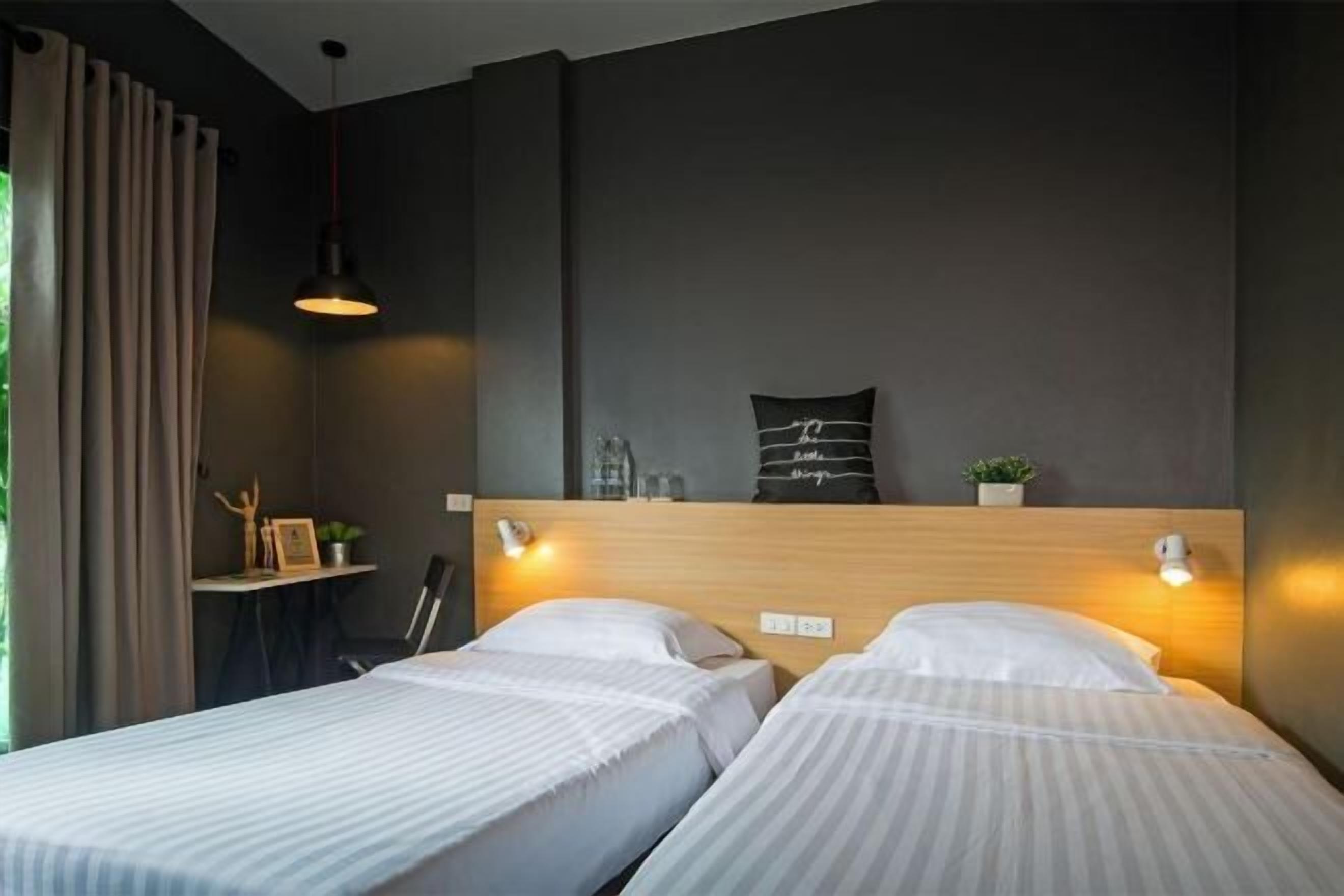 Hypo-allergenic bedding, desk, free WiFi, bed sheets