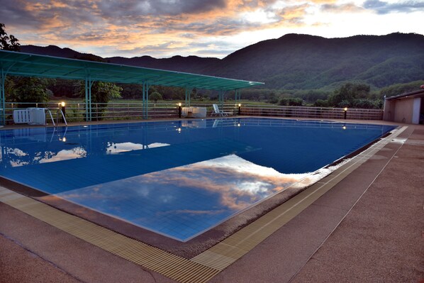 حمّام سباحة خارجي