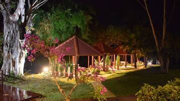 Breakfast, lunch, dinner served; Thai cuisine