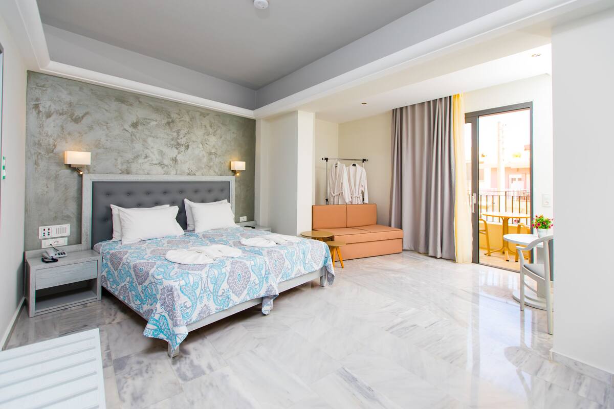 quadruple room city view | desk, blackout curtains, soundproofing, free wifi