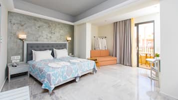 Quadruple Room City View | Desk, blackout drapes, soundproofing, free WiFi