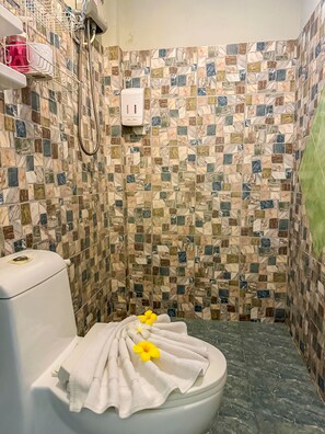 Shower, hydromassage showerhead, free toiletries, hair dryer - Lanta A&J Klong Khong Beach (Ko Lanta)