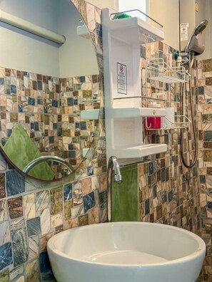 Shower, hydromassage showerhead, free toiletries, hair dryer - Lanta A&J Klong Khong Beach (Ko Lanta)