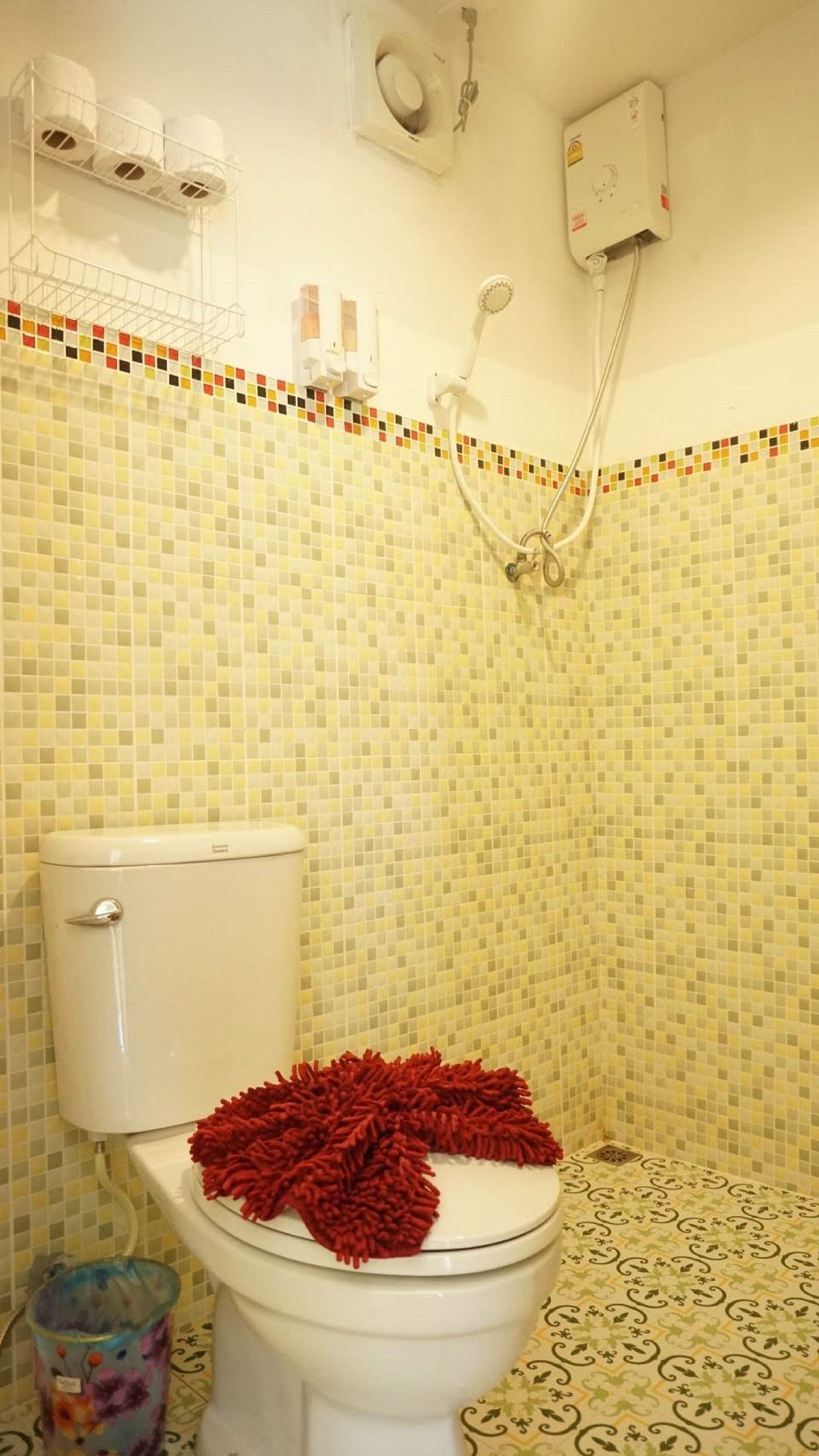 shower, hydromassage showerhead, free toiletries, hair dryer