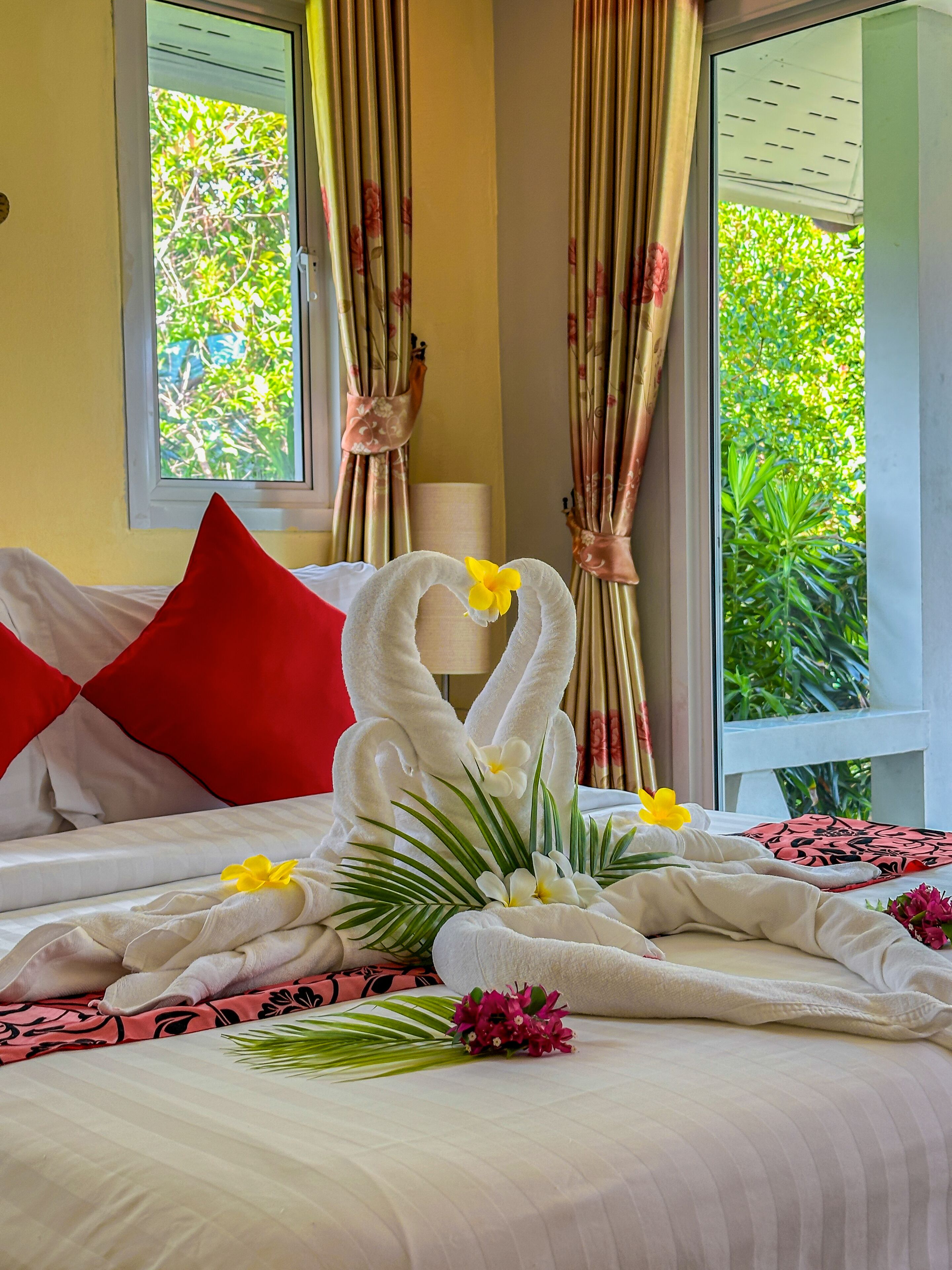 deluxe beachfront room with garden view | free wifi, bed sheets