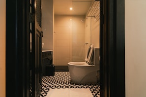 Shower, rainfall showerhead, free toiletries, hair dryer - Makkachiva (Chiang Mai)