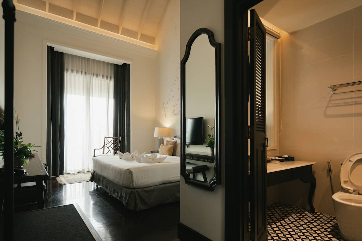 Deluxe Room | Minibar, in-room safe, desk, blackout drapes