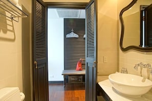 Shower, rainfall showerhead, free toiletries, hair dryer - Makkachiva (Chiang Mai)