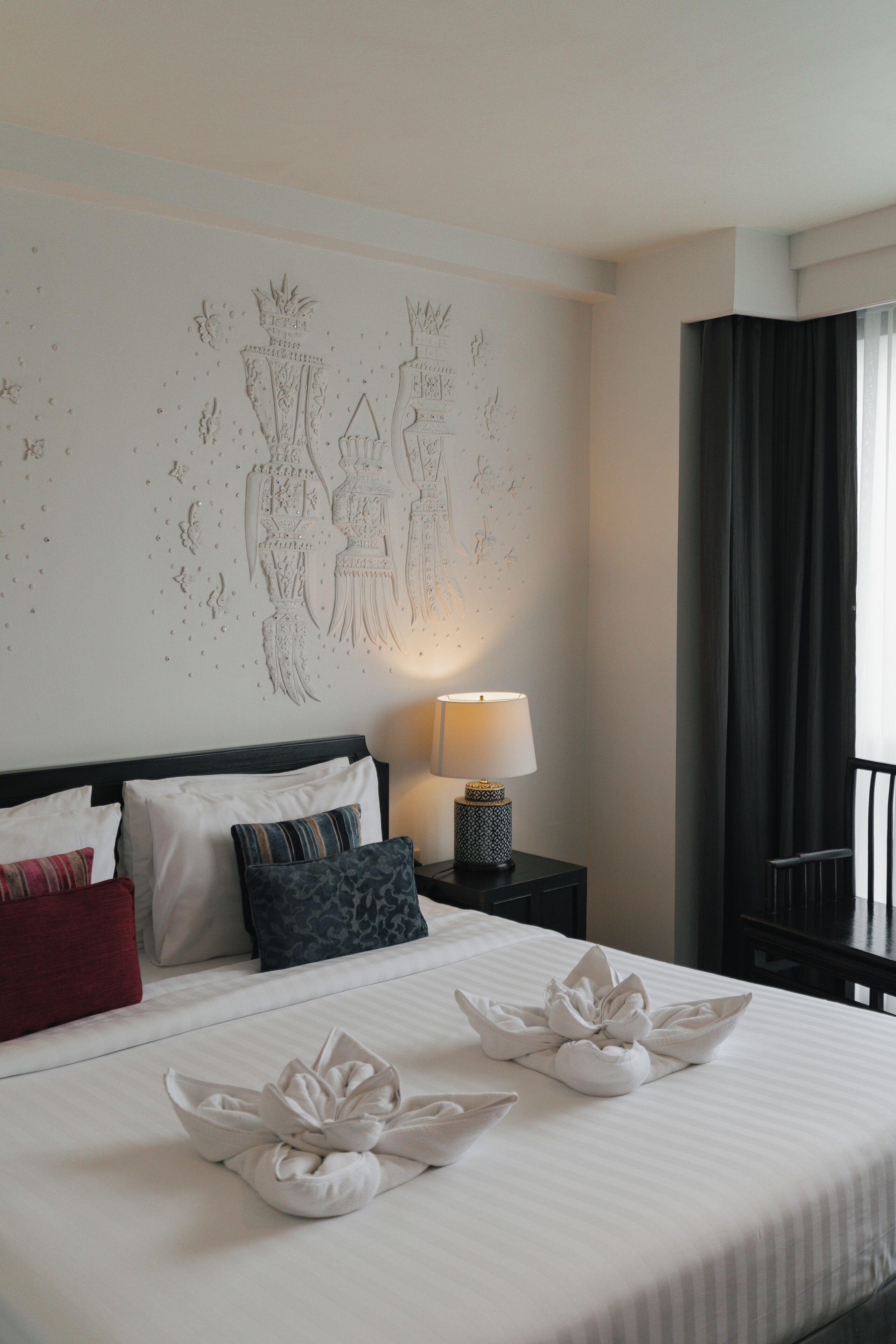 Rom – standard | Minibar, safe på rommet, skrivebord og blendingsgardiner