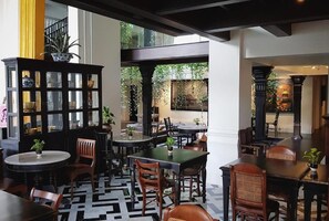 Free daily cooked-to-order breakfast 