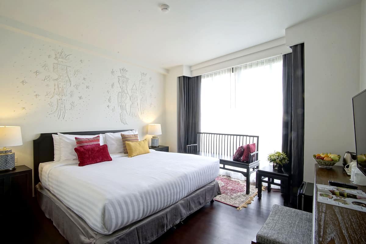 Standard Room | Minibar, in-room safe, desk, blackout drapes