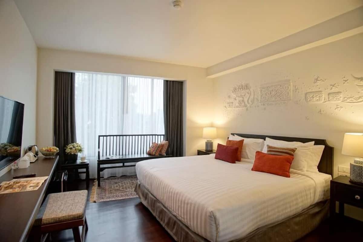 Superior Room | Minibar, in-room safe, desk, blackout drapes