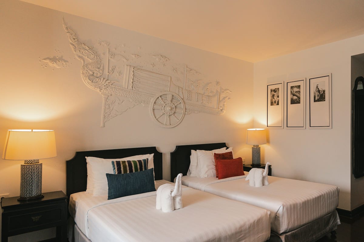 Premier Room | Minibar, in-room safe, desk, blackout drapes