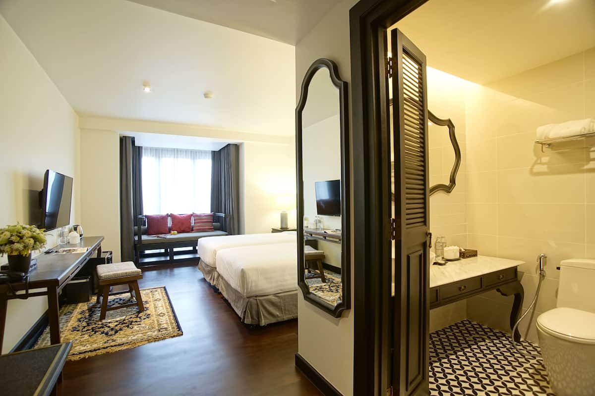 Premier Room | Minibar, in-room safe, desk, blackout drapes