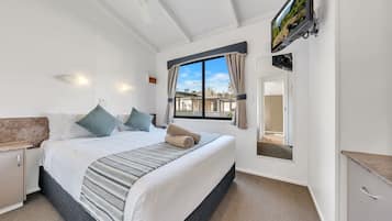 Cabin Deluxe (Waterfront) | 2 phòng ngủ, khu vực làm việc phù hợp cho laptop