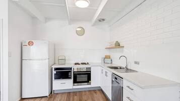 Park Unit | Private kitchen | Fridge, microwave, oven, stovetop