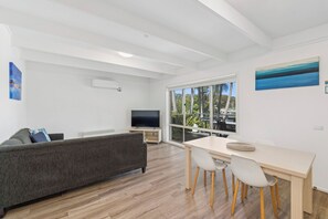 Habitación, 2 habitaciones (Park Unit) | Zona de estar | Una televisión de pantalla plana