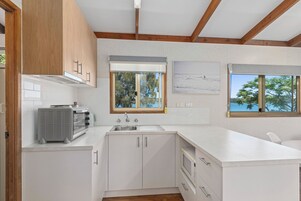 Waterfront Cabin | Private kitchen | Fridge, microwave, oven, stovetop