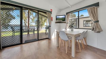 Cabaña Deluxe (Waterfront) | Área de sala de estar | Televisión de pantalla plana