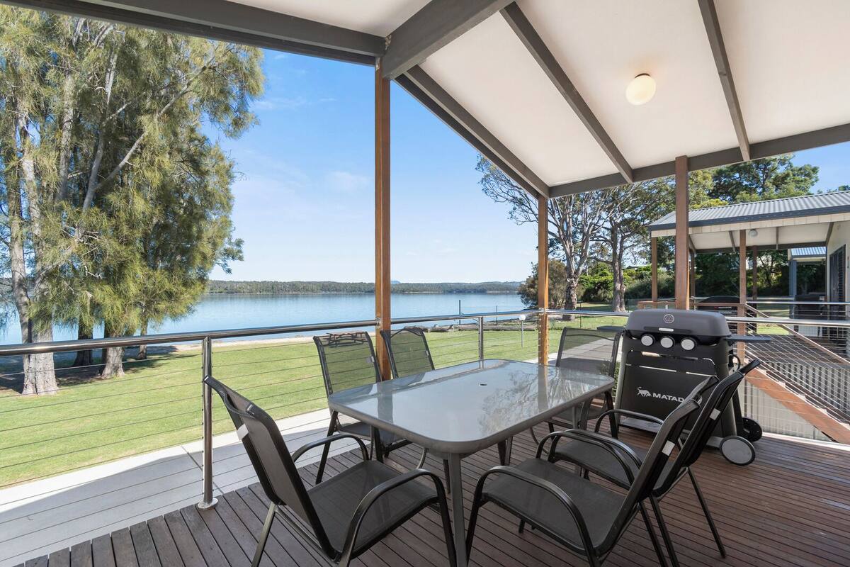 Deluxe-Ferienhütte (Waterfront) | Terrasse/Patio