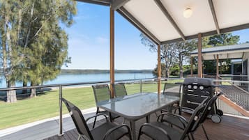 Cabaña Deluxe (Waterfront) | Terraza o patio