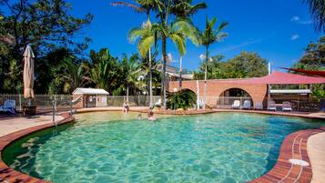 Piscina a l'aire lliure i gandules
