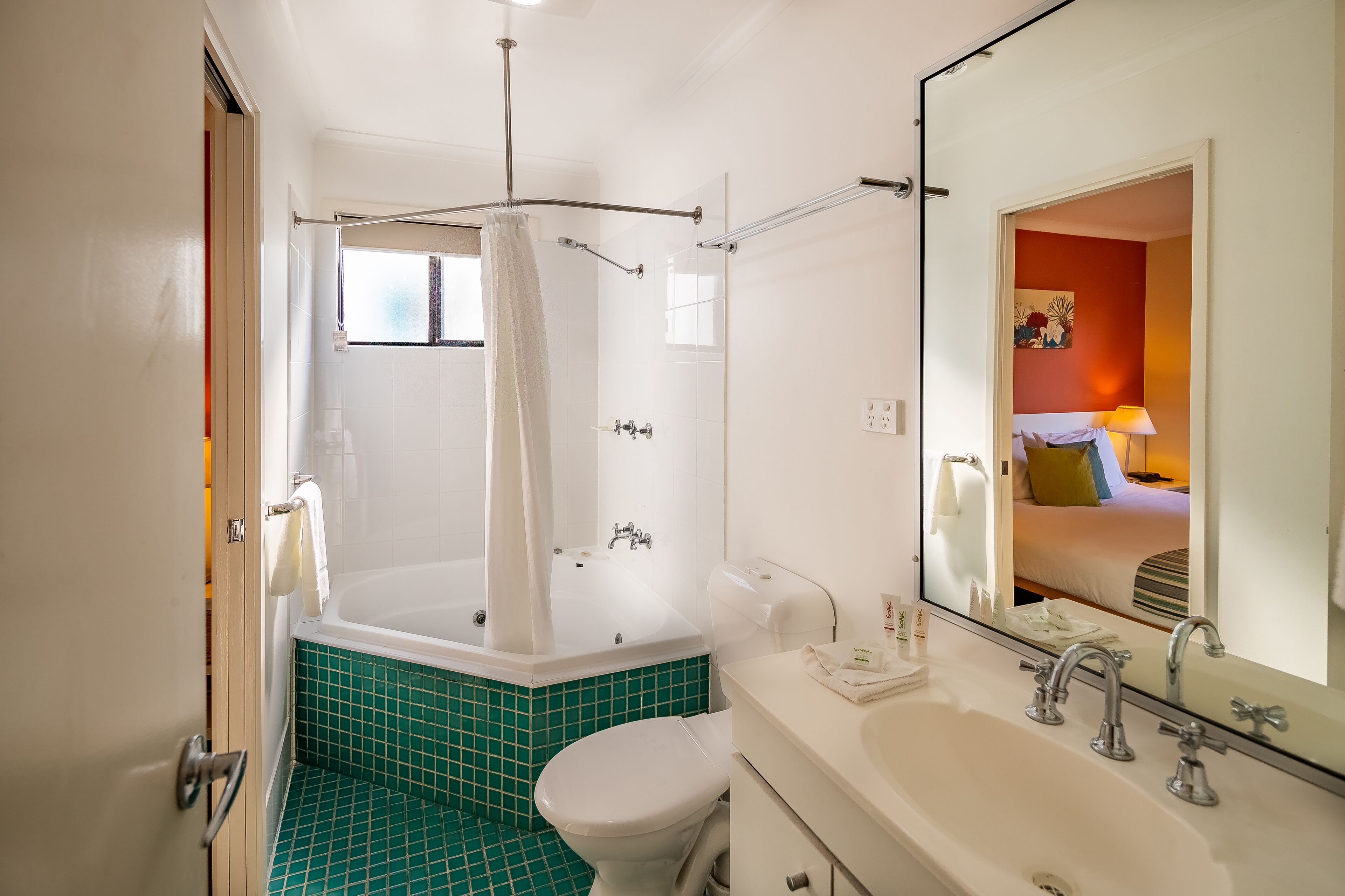 Ein Badezimmer mit Badewanne, Toilette und Waschbecken.