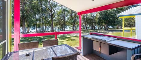 Superior villa, aan het meer | Uitzicht vanuit de kamer