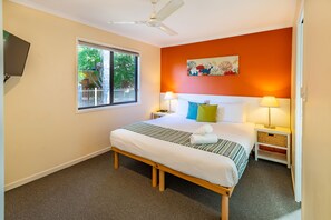 Villa, massasjebadekar | Blendingsgardiner, wi-fi (inkludert) og sengetøy