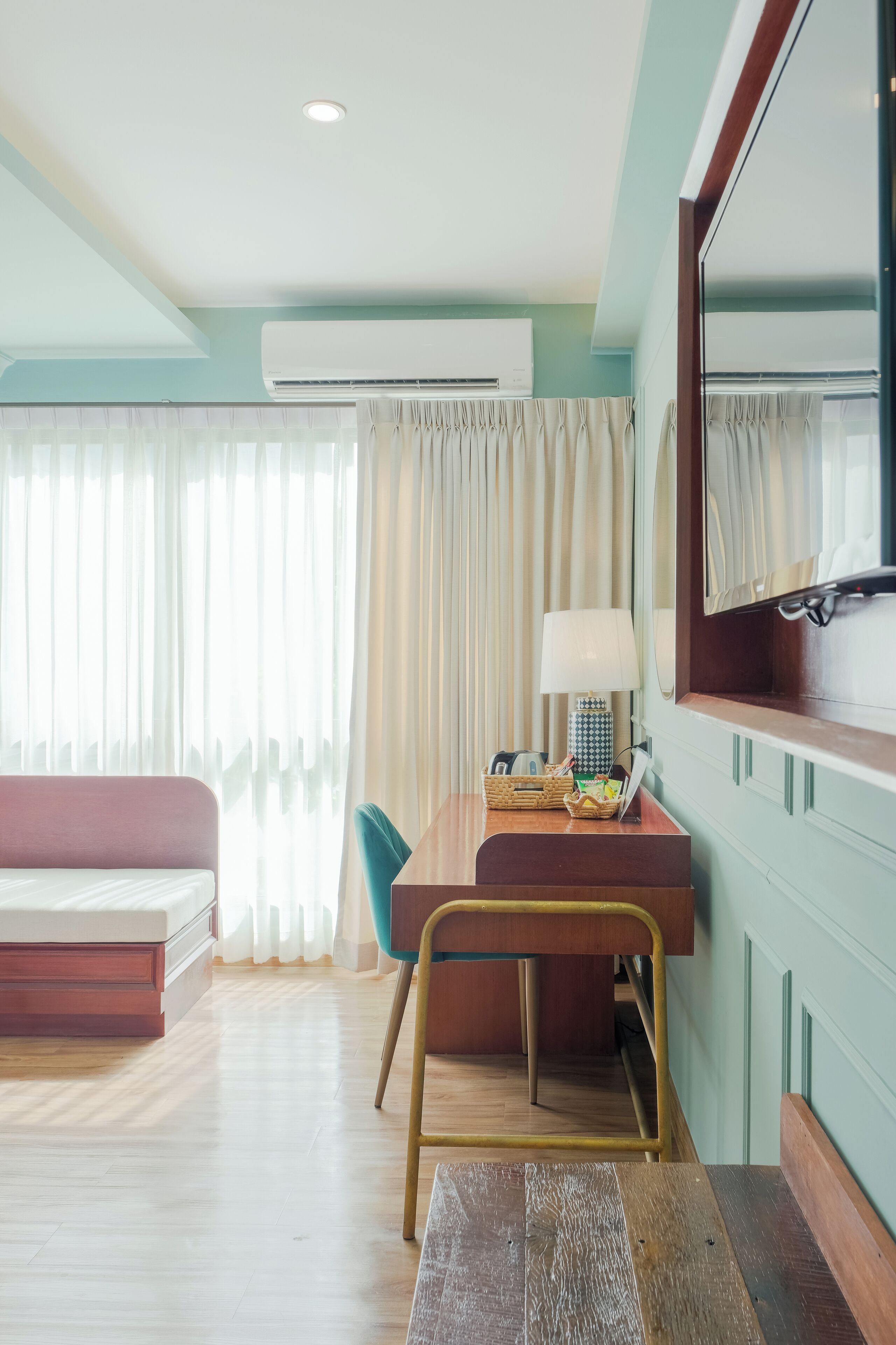 deluxe twin room | living area | flat-screen tv