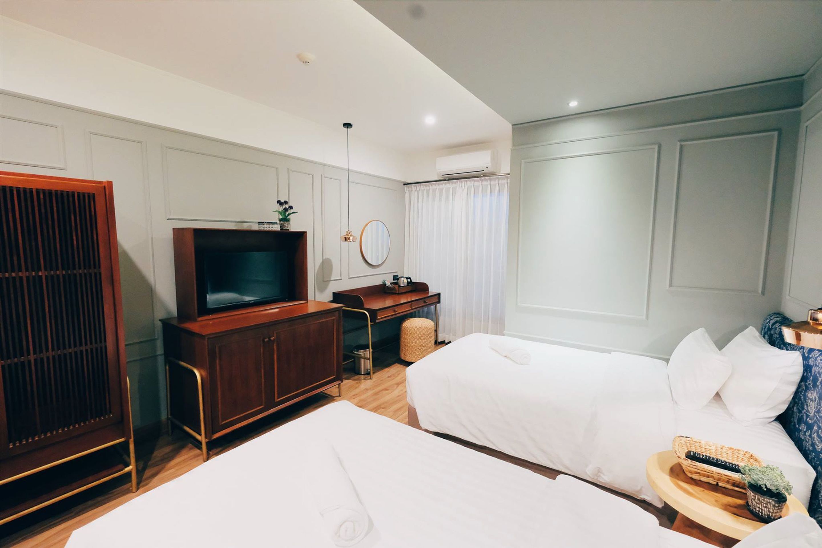 Free minibar, desk, laptop workspace, blackout curtains