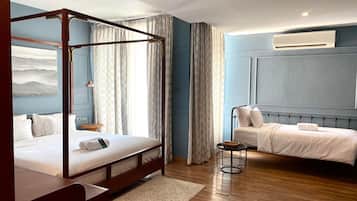 Minibar con artículos gratuitos y escritorio