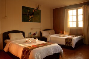 Phòng đôi hoặc 2 giường đơn Deluxe, quang cảnh hồ bơi | Phòng cách âm, giường gấp/giường phụ (phụ phí)