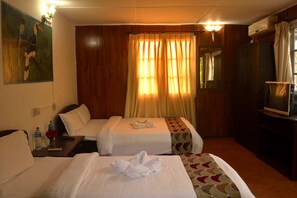 Phòng đôi hoặc 2 giường đơn Deluxe, quang cảnh hồ bơi | Phòng cách âm, giường gấp/giường phụ (phụ phí)