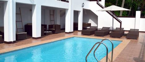 Piscine extérieure, parasols de plage, chaises longues