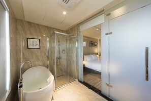 Executive-Zimmer, 1 King-Bett | Badezimmer | Kostenlose Toilettenartikel, Haartrockner, Hausschuhe