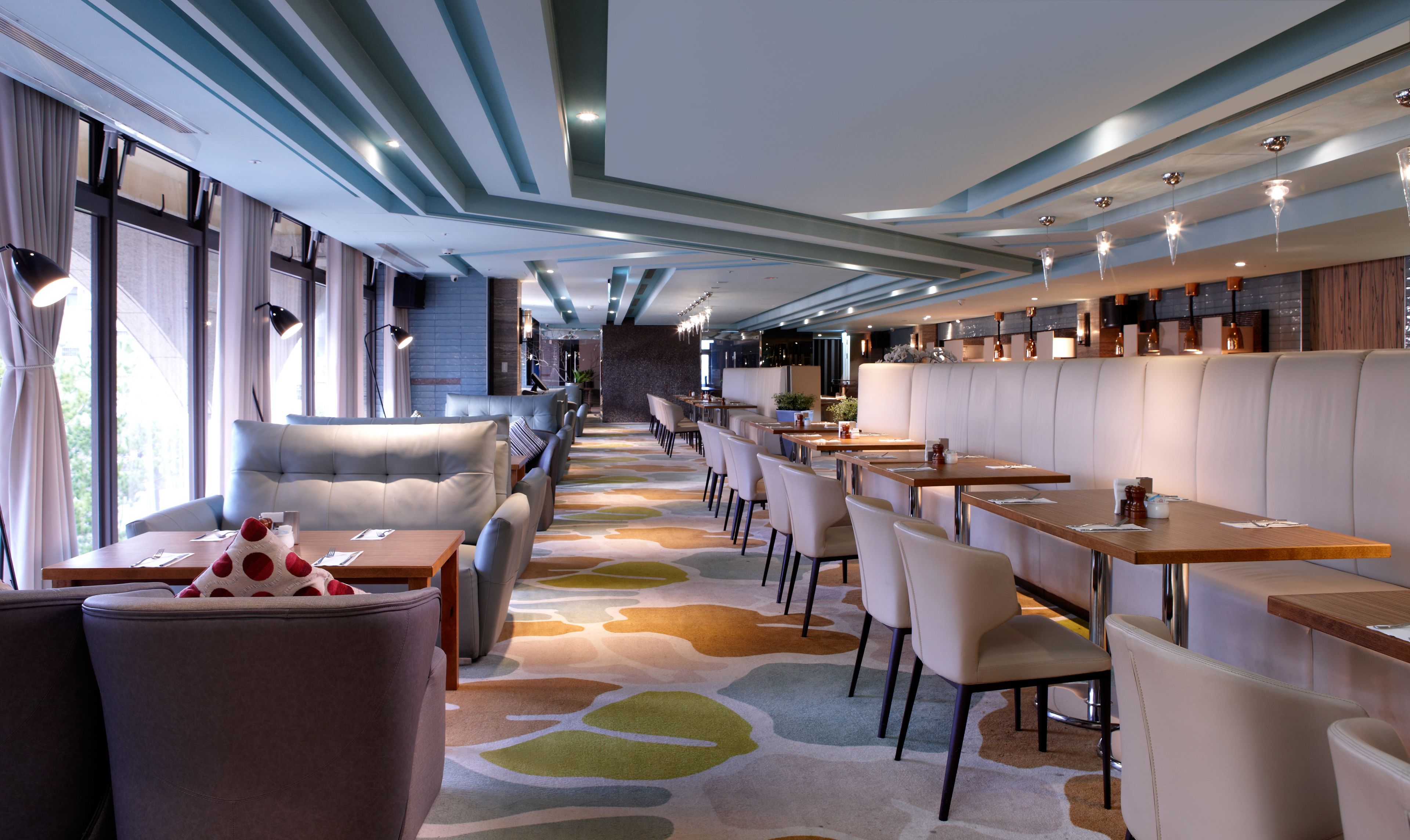 Daily buffet breakfast (TWD 528 per person)