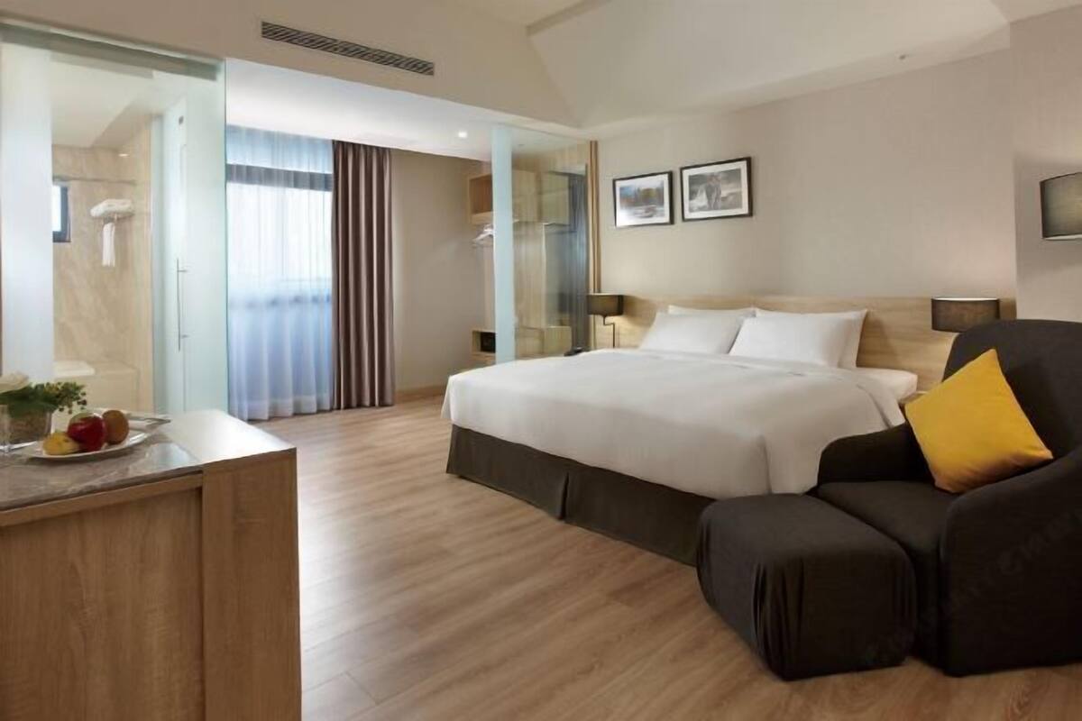 Premium bedding, down comforters, in-room safe, desk