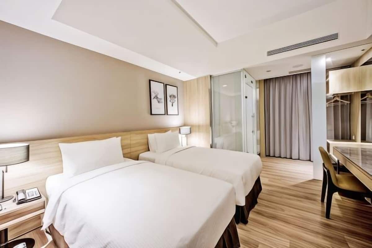 Premium bedding, down comforters, in-room safe, desk