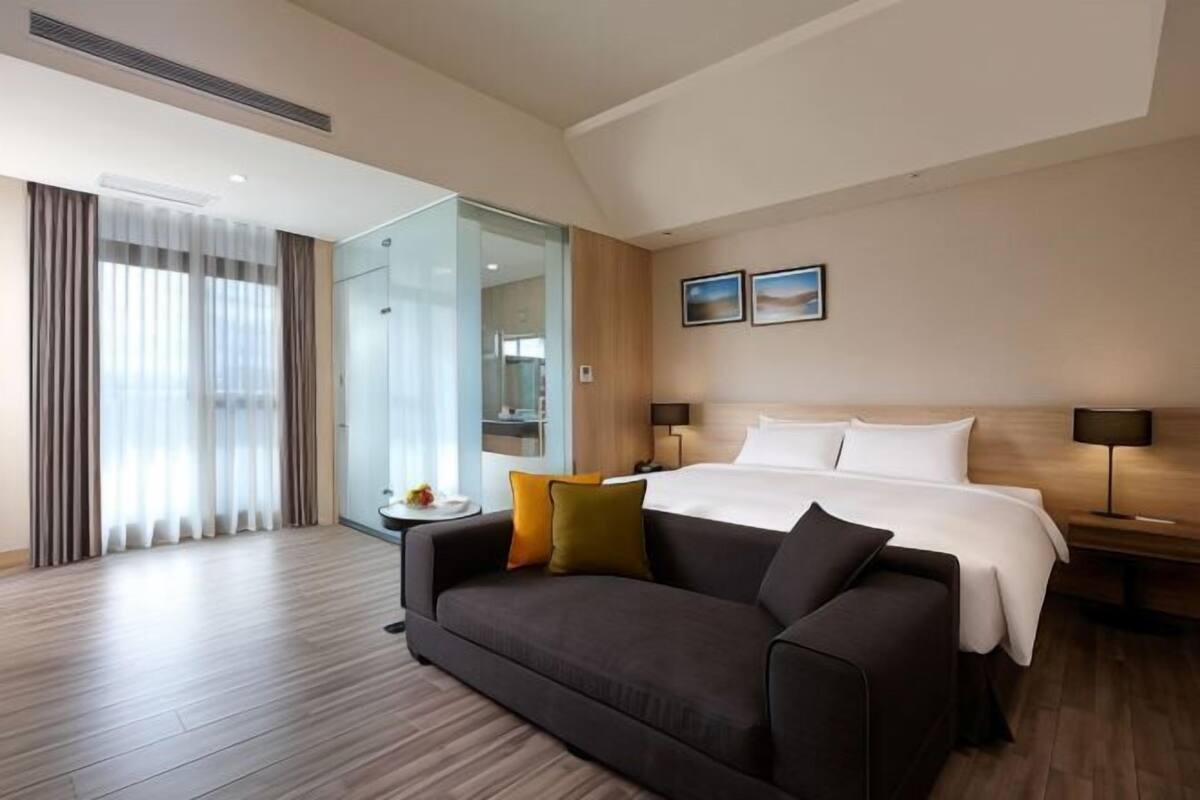 Premium bedding, down comforters, in-room safe, desk