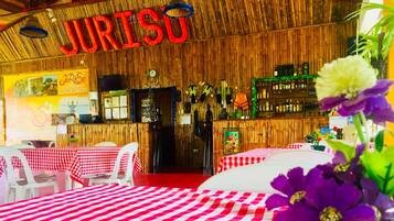 Serveert ontbijt, lunch en diner