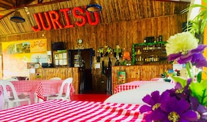 Con servicio de desayunos, comidas y cenas