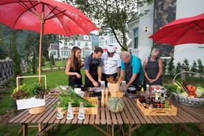 Se sirven desayunos, comidas, cenas y cocina local e internacional