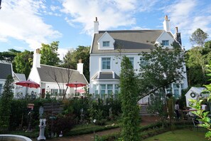 Front of property - Hillsborough The English Country House (Hang Dong)