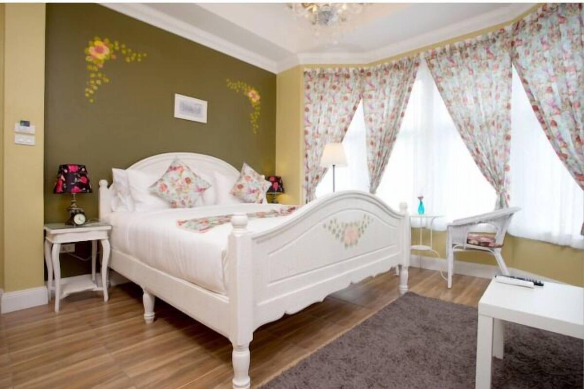 Minibar, in-room safe, individually furnished, desk