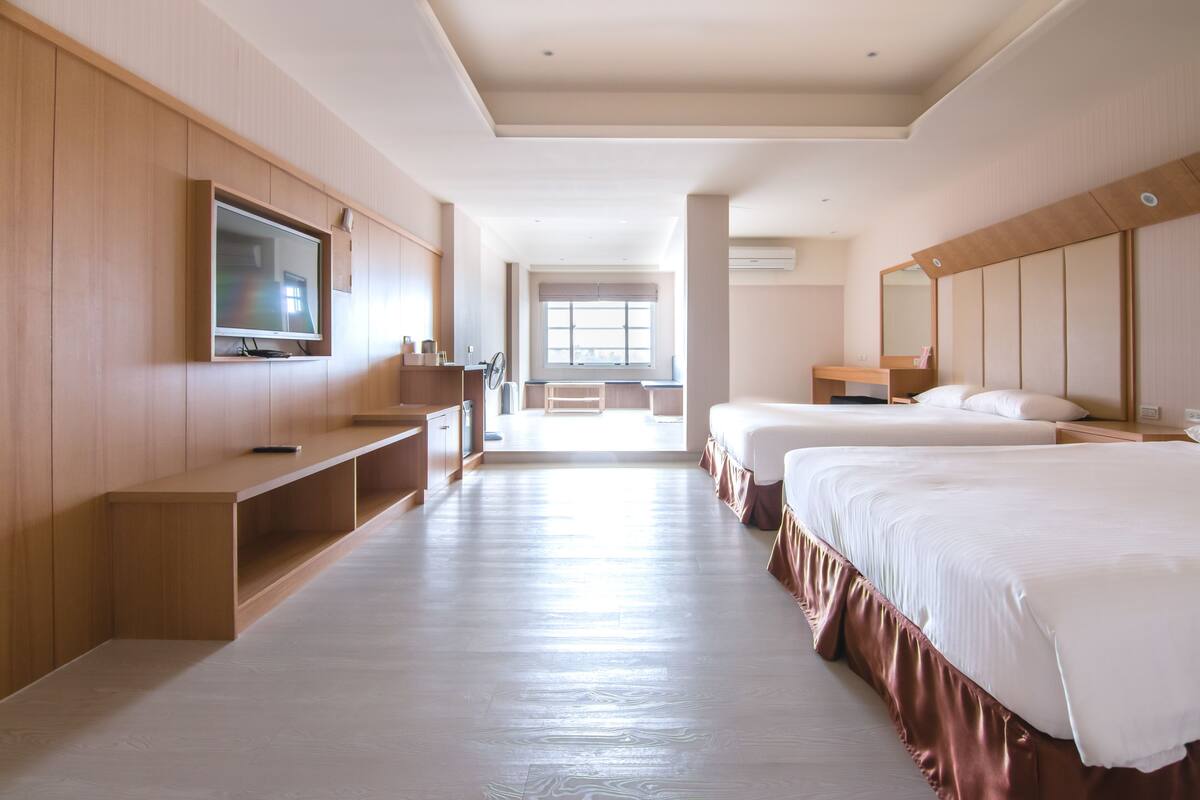 Superior Quadruple Room | Desk, soundproofing, rollaway beds, free WiFi