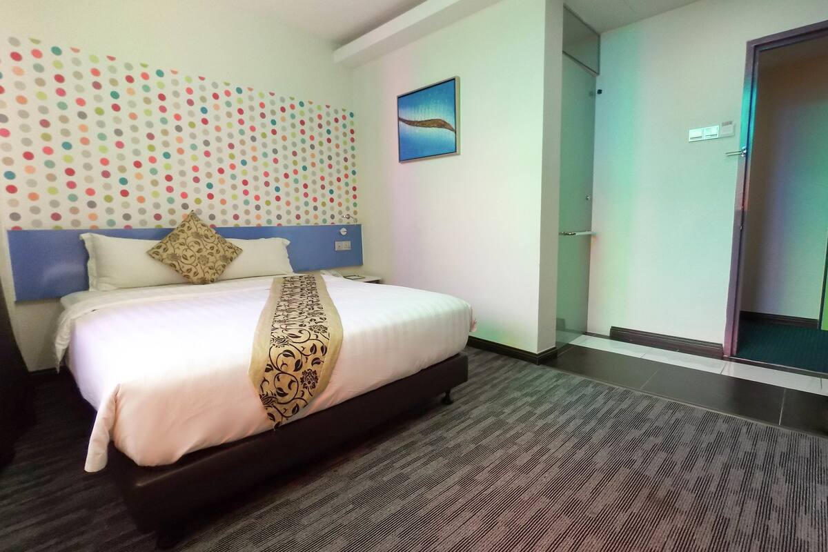 Habitación Deluxe, 1 cama de matrimonio | 1 dormitorio, caja fuerte, escritorio y tabla de planchar con plancha