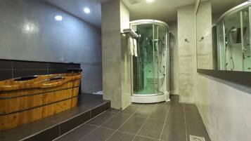 Suite | 1 bedroom, in-room safe, desk, iron/ironing board